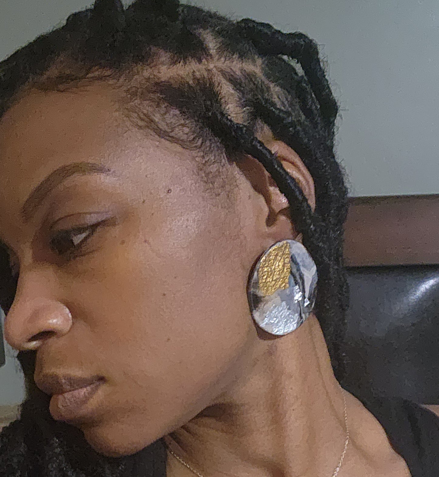 Round galaxy stud post